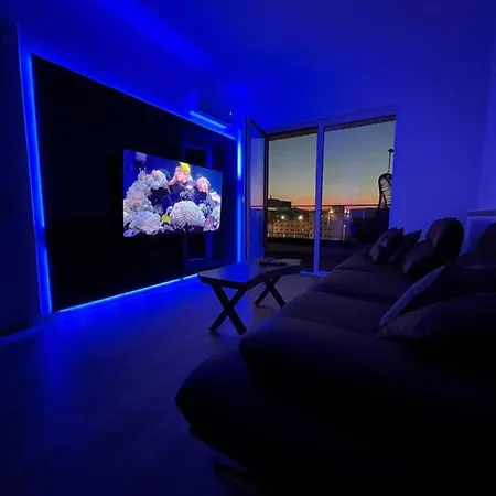 Luxury King Size Bed Apartment *